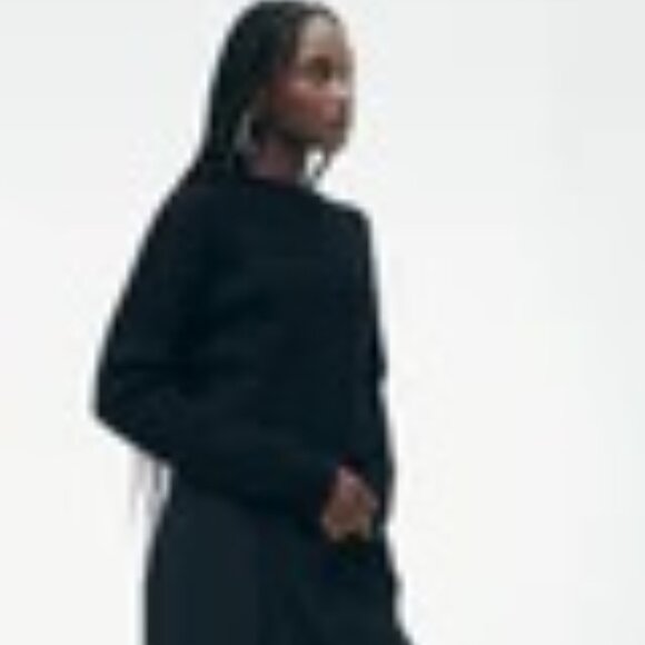 NADAAM lightweight cashmere Ribbed Cropped Sweater in Black - Picture 3 of 9